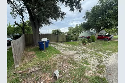 2213 1st Avenue N, Texas City, TX 77590 - Photo 2