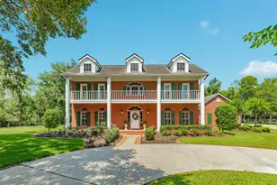 1635 Bayou Dr, Lake Jackson, TX 77566 - Photo 1