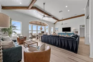 696 Villa Dr, Crystal Beach, TX 77650 - Photo 8