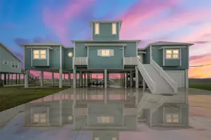 696 Villa Dr, Crystal Beach, TX 77650 - Photo 2