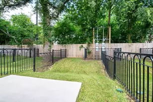 5115 Briscoe St, Houston, TX 77033 - Photo 2