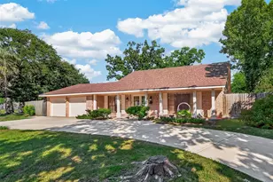6710 Burning Tree Dr, Houston, TX 77036 - Photo 2