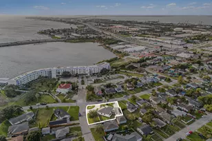 1310 Bayou Shore Dr, Galveston, TX 77551 - Photo 30