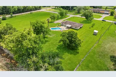 302 Country Road 893, Angleton, TX 77515 - Photo 2