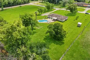 302 Country Road 893, Angleton, TX 77515 - Photo 2