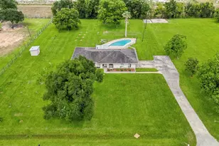 302 Country Road 893, Angleton, TX 77515 - Photo 1