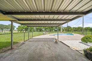302 Country Road 893, Angleton, TX 77515 - Photo 24