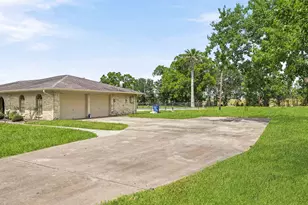 302 Country Road 893, Angleton, TX 77515 - Photo 6