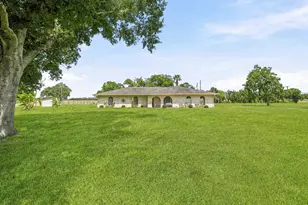 302 Country Road 893, Angleton, TX 77515 - Photo 4