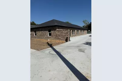 304 N N Ormsby Street, Alvin, TX 77511 - Photo 2