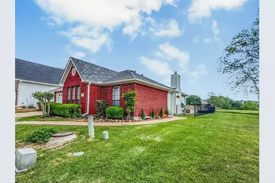152 Waters Edge At 18th, Huntsville, TX 77340 - Photo 2