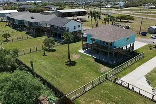 2106 S Young St, Rockport, TX 78382 - Photo 4