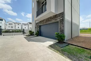 8409 Hempstead Rd, Houston, TX 77008 - Photo 4