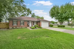 15707 Fincher Dr, Friendswood, TX 77546 - Photo 2