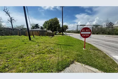 2109 W Texas Avenue, Baytown, TX 77520 - Photo 10