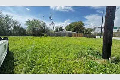 2109 W Texas Avenue, Baytown, TX 77520 - Photo 2