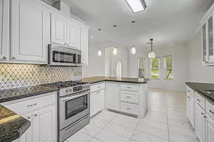 131 Silverbell Cir, Lake Jackson, TX 77566 - Photo 14