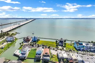 40 Harbor Cir, Tiki Island, TX 77554 - Photo 4