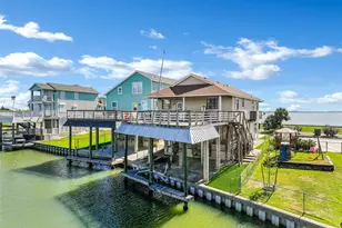 40 Harbor Cir, Tiki Island, TX 77554 - Photo 2