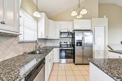 40 Harbor Circle, Tiki Island, TX 77554 - Photo 12