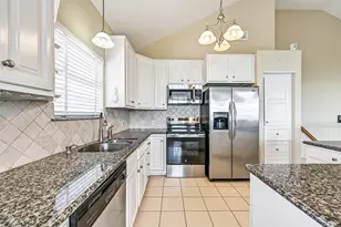 40 Harbor Cir, Tiki Island, TX 77554 - Photo 12