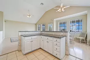 40 Harbor Cir, Tiki Island, TX 77554 - Photo 14