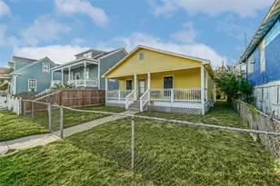 1320 Avenue L, Galveston, TX 77550 - Photo 2