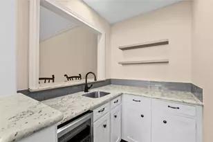9621 Longmont Dr, Houston, TX 77063 - Photo 10
