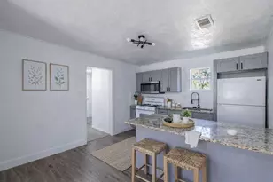 301 E Dumble St, Alvin, TX 77511 - Photo 2