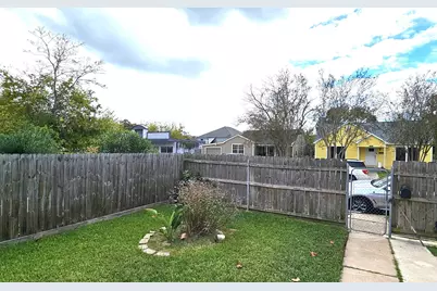 402 W James Avenue, Baytown, TX 77520 - Photo 24