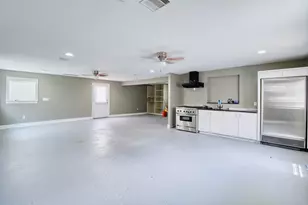 7557 Meadowview Dr, Houston, TX 77037 - Photo 24