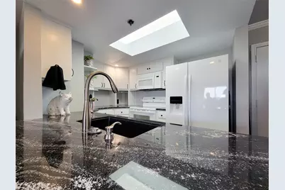 3525 Sage Road #402, Houston, TX 77056 - Photo 2