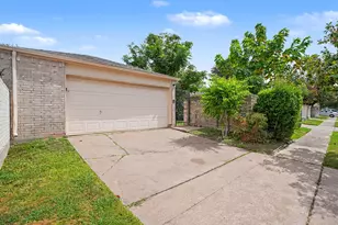 11906 N Fairhollow Ln, Houston, TX 77043 - Photo 2