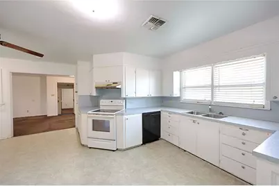 122 Ave E, Shiner, TX 77984 - Photo 4