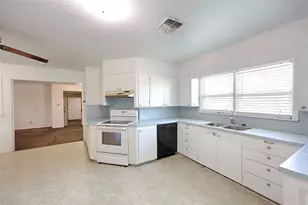 122 Avenue E, Shiner, TX 77984 - Photo 4