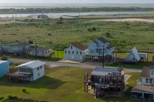 207 Beach Front Dr, Matagorda, TX 77457 - Photo 4
