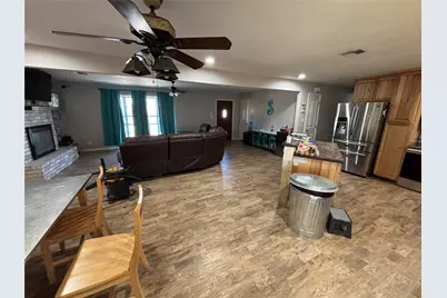 708 W Avenue A, Lampasas, TX 76550 - Photo 2