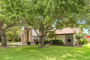 54 Royal Oak Cir, Lake Jackson, TX 77566 - Photo 2