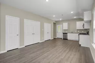 811 Jefferson Ave, Cleveland, TX 77327 - Photo 8