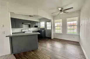 1754 W 6th St, Freeport, TX 77541 - Photo 4