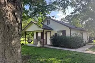 1131 W Front St, Sealy, TX 77474 - Photo 1
