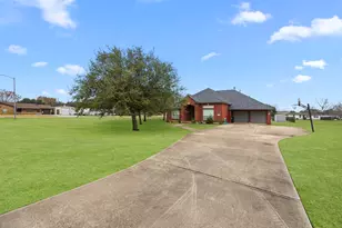 6908 Westgate St, Wallis, TX 77485 - Photo 4