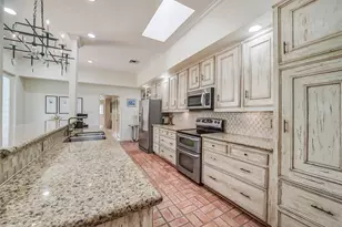 2011 Canongate Dr, Houston, TX 77056 - Photo 6