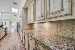 2011 Canongate Dr, Houston, TX 77056 - Photo 8