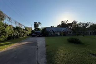 401 Southern Oaks Dr, Lake Jackson, TX 77566 - Photo 10