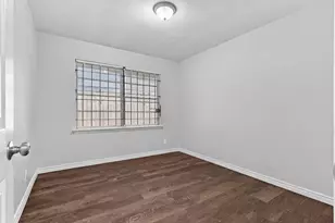 5747 Thrush Dr, Houston, TX 77033 - Photo 32
