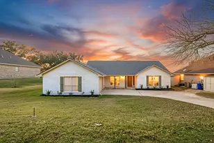 1328 Greenbriar Dr, Huntsville, TX 77340 - Photo 2