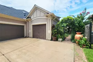9 Camden Ct, Sugar Land, TX 77479 - Photo 2