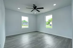 5727 Thrush Dr, Houston, TX 77033 - Photo 10