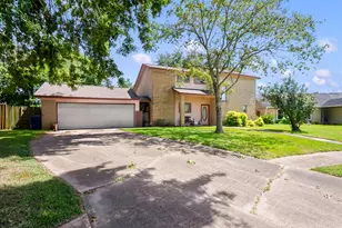 1325 Molina Ct, Angleton, TX 77515 - Photo 2